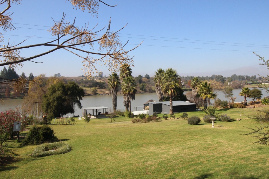 4 Bedroom Property for Sale in Lake Deneysville Free State